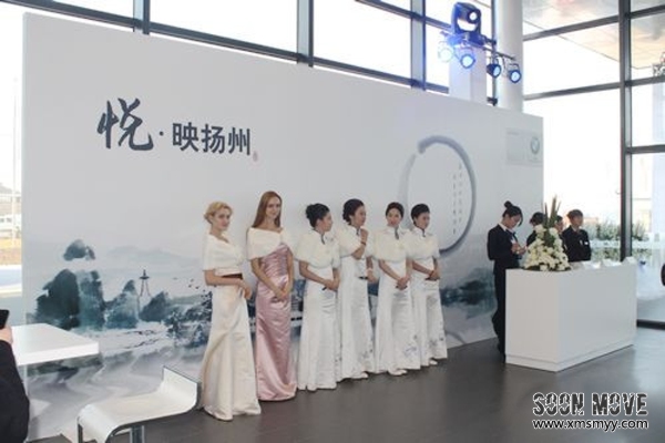 外籍颁奖礼仪小姐