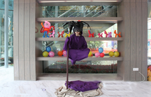 人体悬浮行为艺术表演