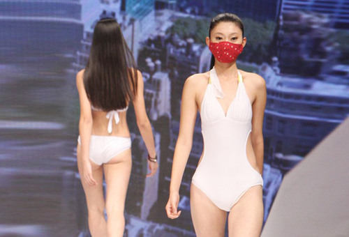 戴口罩模特泳装走秀呼吁环保