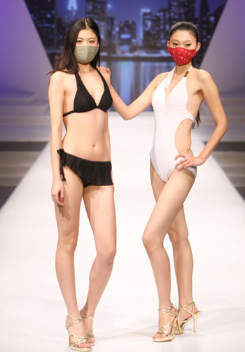 戴口罩模特泳装走秀呼吁环保