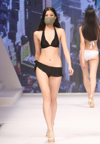 戴口罩模特泳装走秀呼吁环保