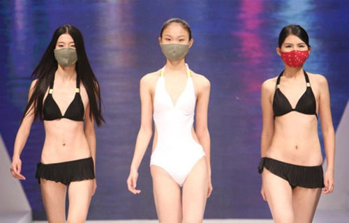 戴口罩模特泳装走秀呼吁环保