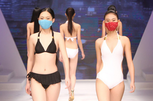 戴口罩模特泳装走秀呼吁环保