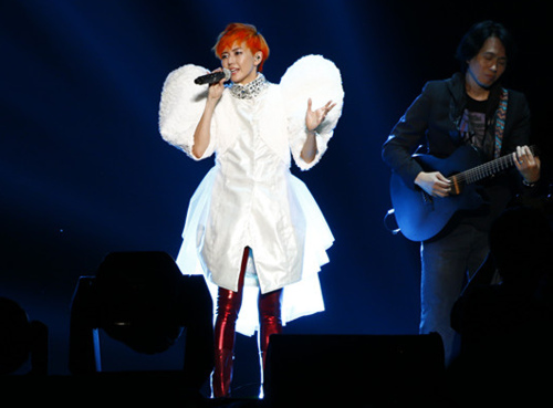 厦门演唱会孙燕姿鲜橘俏丽短发惊艳