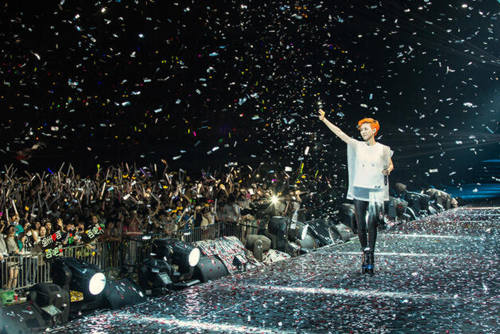 厦门演唱会万人合唱场面温暖