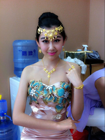 周大生珠宝模特展示黄金首饰