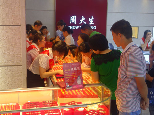 周大生珠宝开业众多优惠引发火爆抢购