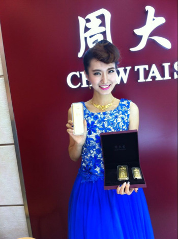 周大生珠宝模特展示黄金金条