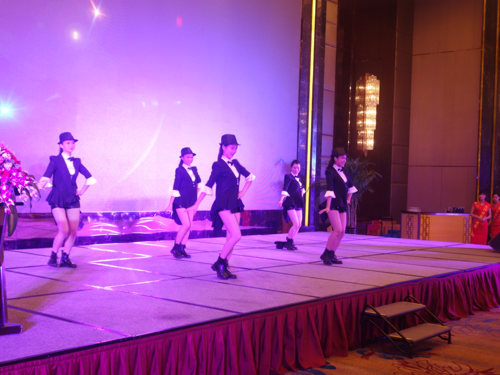 大汉建机泉州会议晚宴现场的经典百老汇舞蹈表演