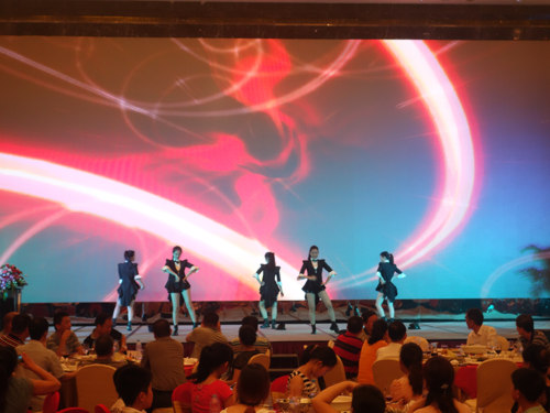 大汉建机泉州会议晚宴现场的经典百老汇舞蹈表演1
