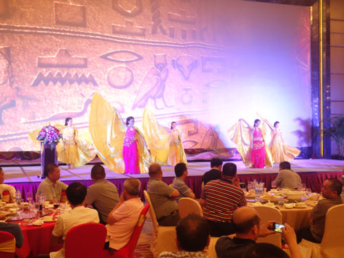 大汉建机泉州会议晚宴现场的金翅舞舞蹈演出