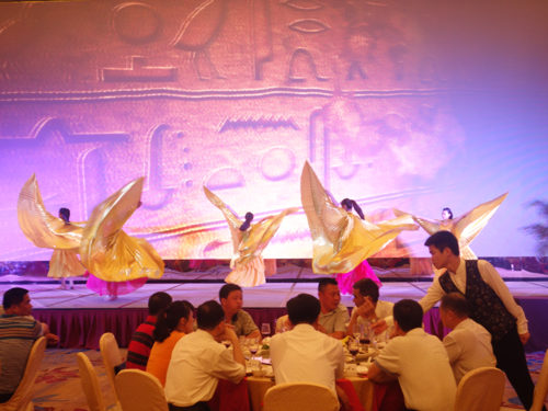 大汉建机泉州会议晚宴现场的金翅舞舞蹈演出