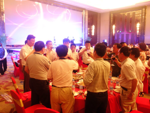 大汉建机泉州会议晚宴现场主宾敬酒，欢声笑语，热闹非凡