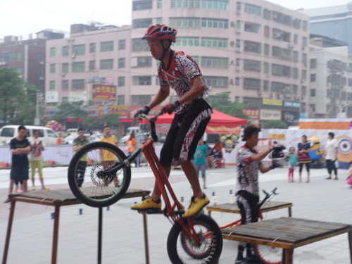 晋江安海上悦城极限单车表演