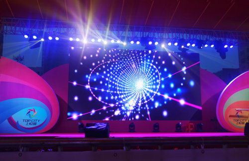 晋江安海上悦城演出炫丽的舞台效果 