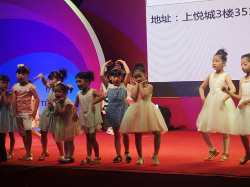 晋江安海上悦城演出童模走秀