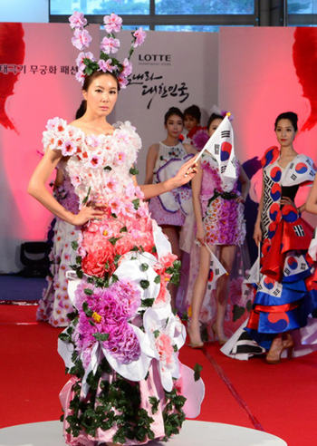 外籍模特走秀穿国旗服装展现曼妙身姿 (3)