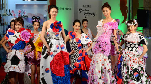 外籍模特走秀穿国旗服装展现曼妙身姿 