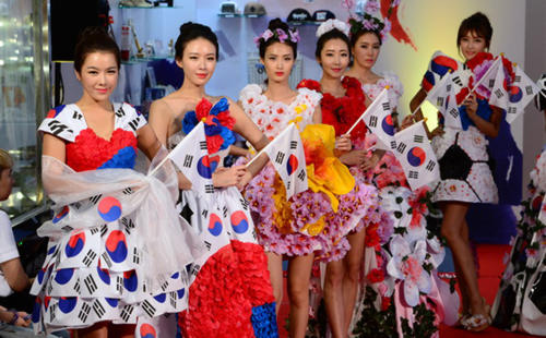 外籍模特走秀穿国旗服装展现曼妙身姿 (5)