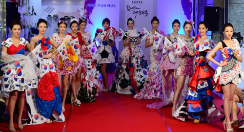 外籍模特走秀穿国旗服装展现曼妙身姿 (6)