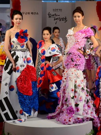 外籍模特走秀穿国旗服装展现曼妙身姿 (7)