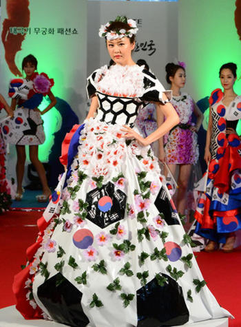 外籍模特走秀穿国旗服装展现曼妙身姿 (8)