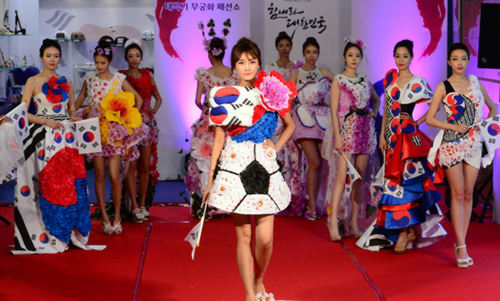 外籍模特走秀穿国旗服装展现曼妙身姿 (1)