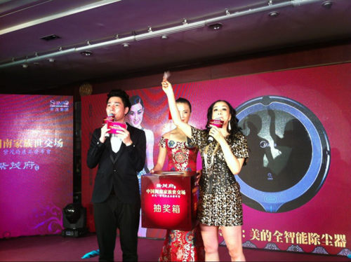 钟丽缇抽奖，抽取获得万元豪礼的幸运观众2