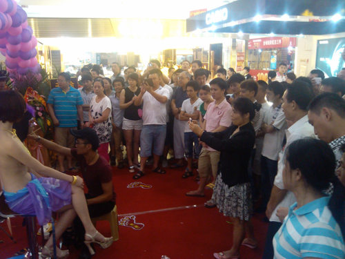 演出吸引众多观众，人气爆棚