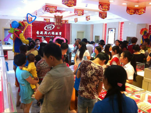 高跷小丑折气球吸睛效果良好