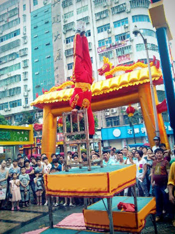 杂技表演—椅上倒立