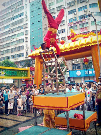 杂技表演—椅上倒立2