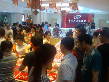 众多消费者挤满了店内抢购黄金珠宝