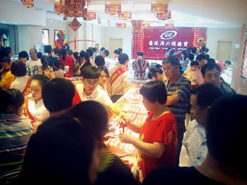 众多消费者挤满了店内抢购黄金珠宝