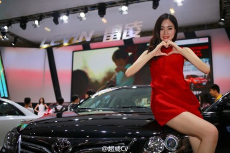 有一大波车模来袭，海西车展香艳车模吸睛 (1)