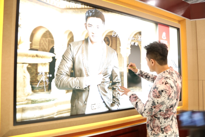 林峰在自己代言的海报上签名