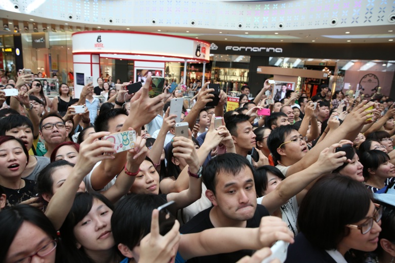 林峰登台后现场气氛极其火爆