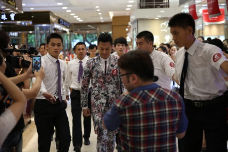 林峯降临泉州，浪漫绅士气质不改