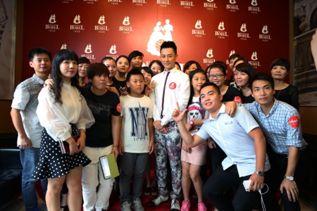 林峯与粉丝合影