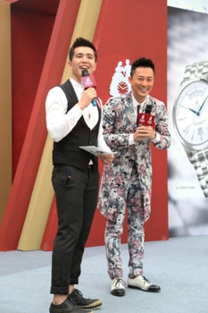 林峯在聊到情人节情人的话题后笑容可掬