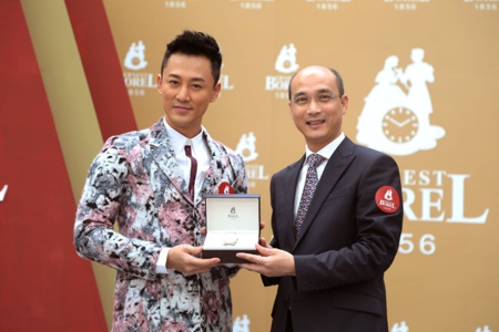 依波路赠予林峯浪漫对表