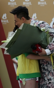 粉丝赠予林峯象征峯迷会成立十年的鲜花花束