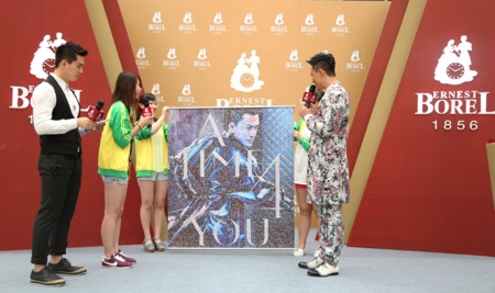 粉丝赠予林峯用6666张演唱会照片拼成的马赛克海报