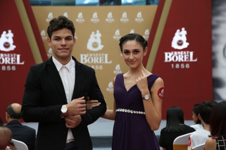 林峯还与众多粉丝们一起观赏了依波路表的展示秀