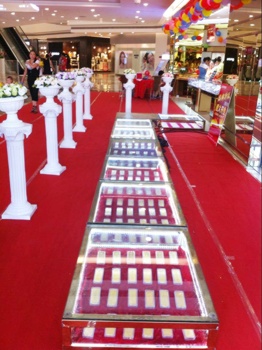 活动现场“黄金大道”作为演出舞台