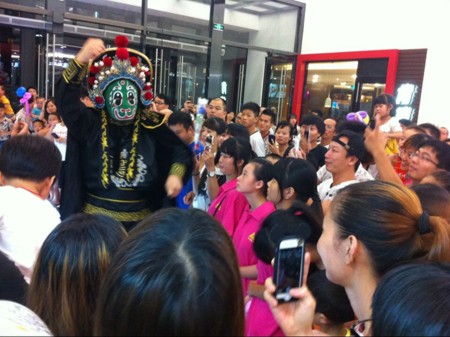 漳州龙海华昌珠宝开业现场变脸表演