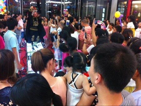 漳州龙海华昌珠宝开业现场变脸表演2