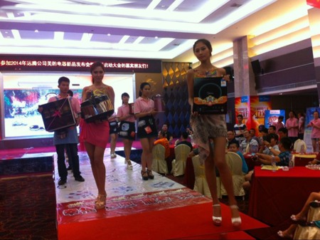 模特走秀展示新产品 (1)