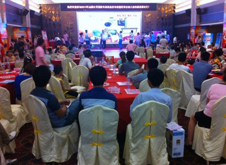 主持人和经销商互动玩骰子猜大小