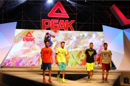 匹克新品发布会模特走秀2